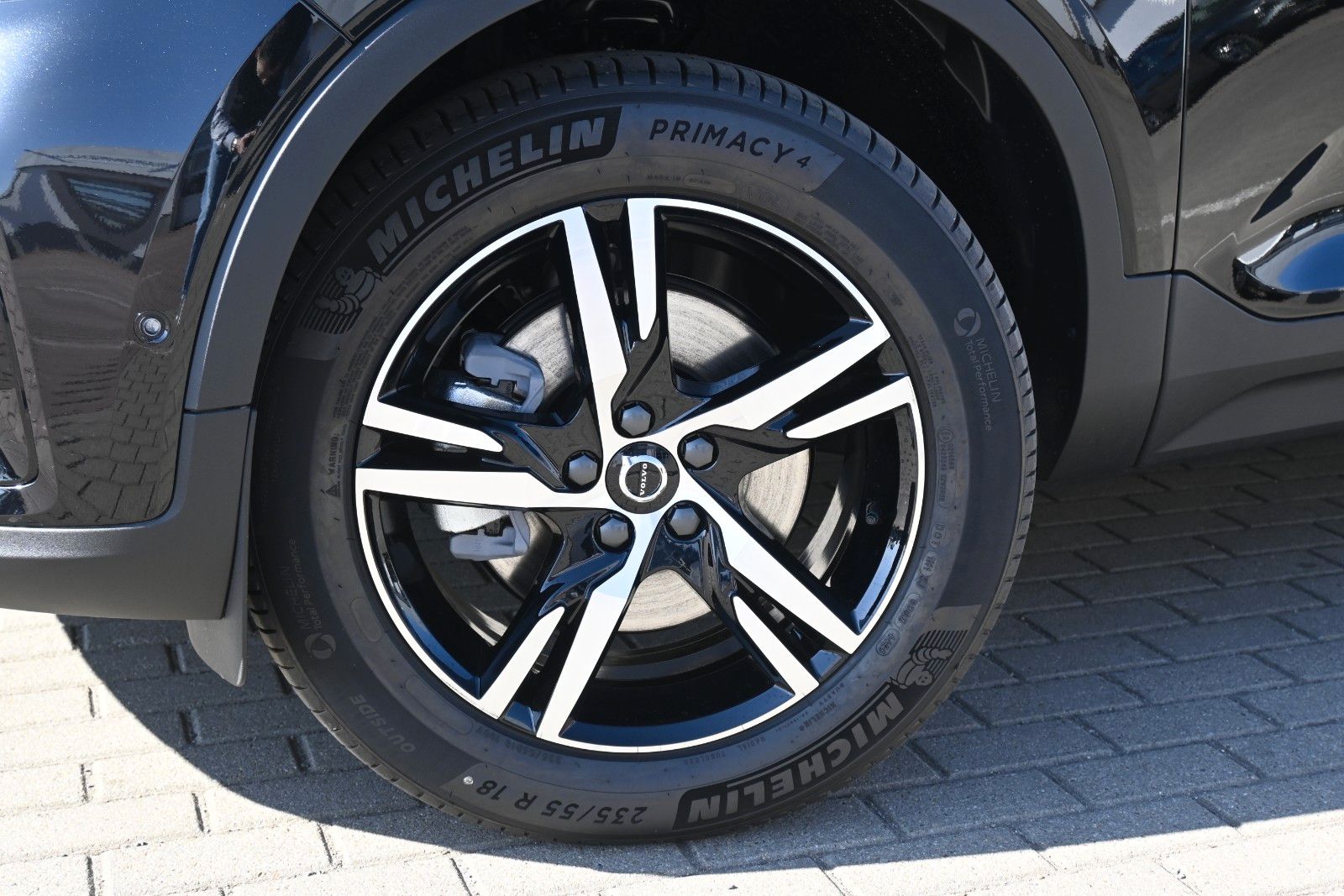 Fahrzeugabbildung Volvo XC40 B4 DKG Plus Dark*STDHZG*360*Pixel*ACC