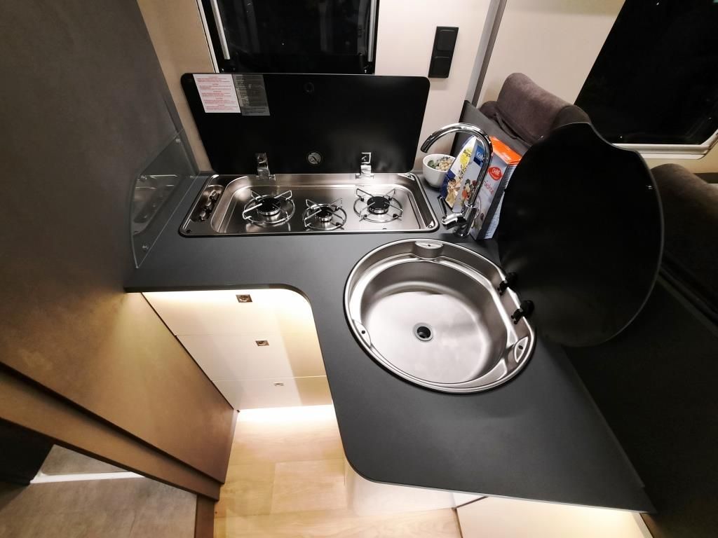 Fahrzeugabbildung Laika Kosmo H 1409 Verfüg./Sparen Sie 17.631,- €