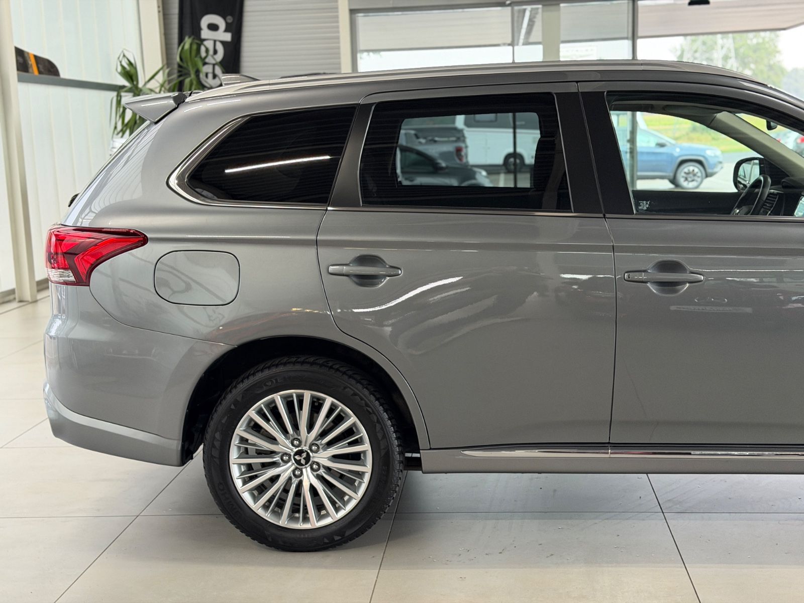 Fahrzeugabbildung Mitsubishi 2.4 Plug-in Hybrid Outlander Diamant Spirit AHK