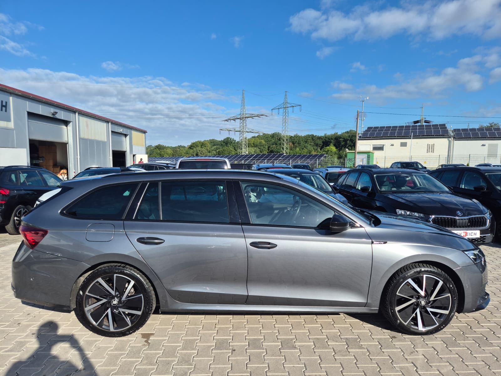 Fahrzeugabbildung SKODA Octavia 1.5 DSG Sportline PANO*MATRIX*AHK*5J.GAR