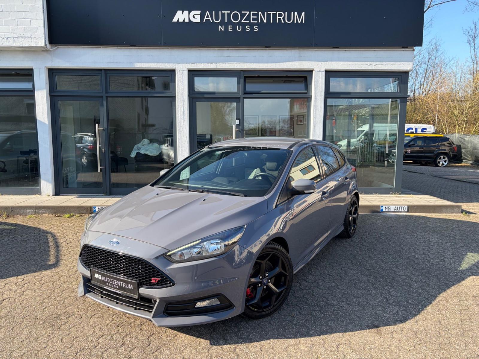 Ford Focus ST 2.0 EcoBoost *Recaro *Scheckheft