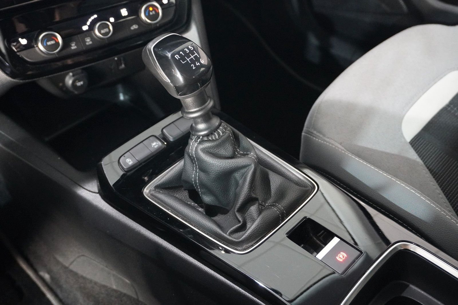 Fahrzeugabbildung Opel Mokka ELEGANCE 1.2T NAVI/LED/KAMERA/SPORT/SH/DAB
