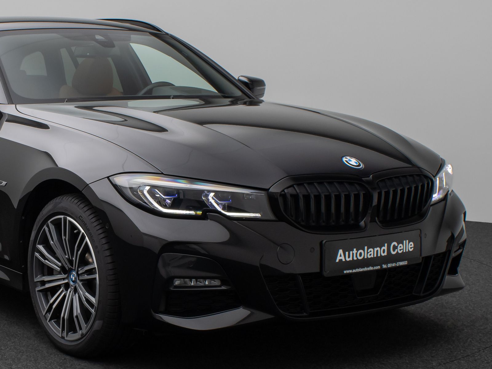 Fahrzeugabbildung BMW 330e xD M Sport Panorama Laser Kamera HUD HiFi