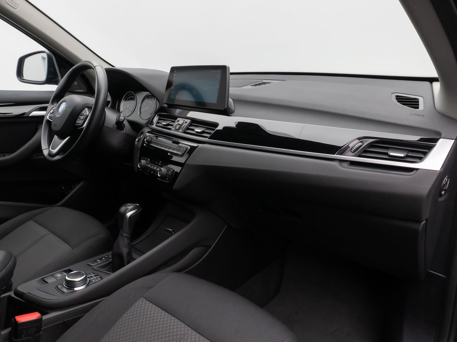 Fahrzeugabbildung BMW X1 xD25e AHK Navi+ HUD DAB H/K Komfort Sport LED