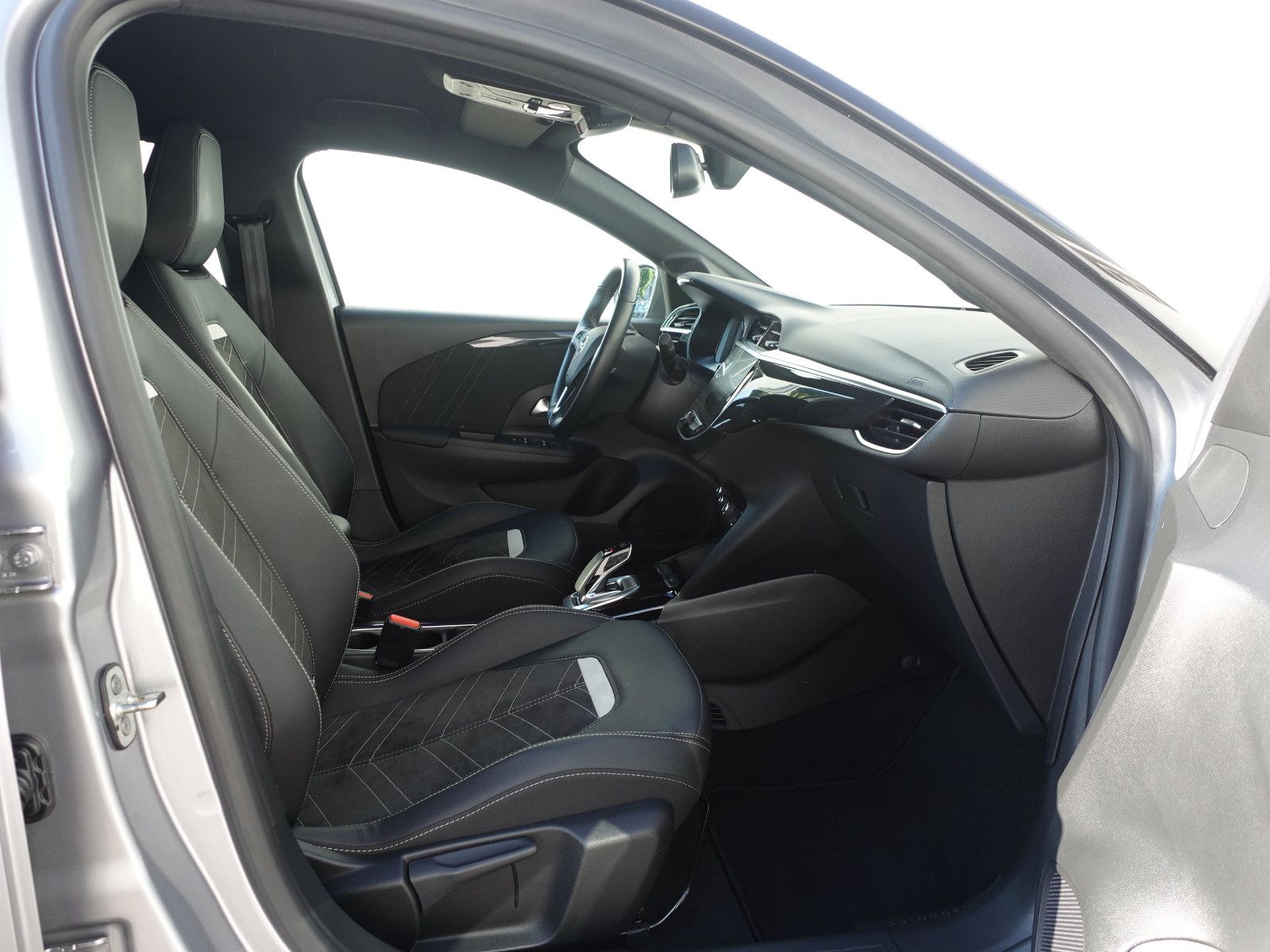 Fahrzeugabbildung Opel Corsa-e Ultimate,10"Navi,MatrixLED,Sitzhz,PP,DAB