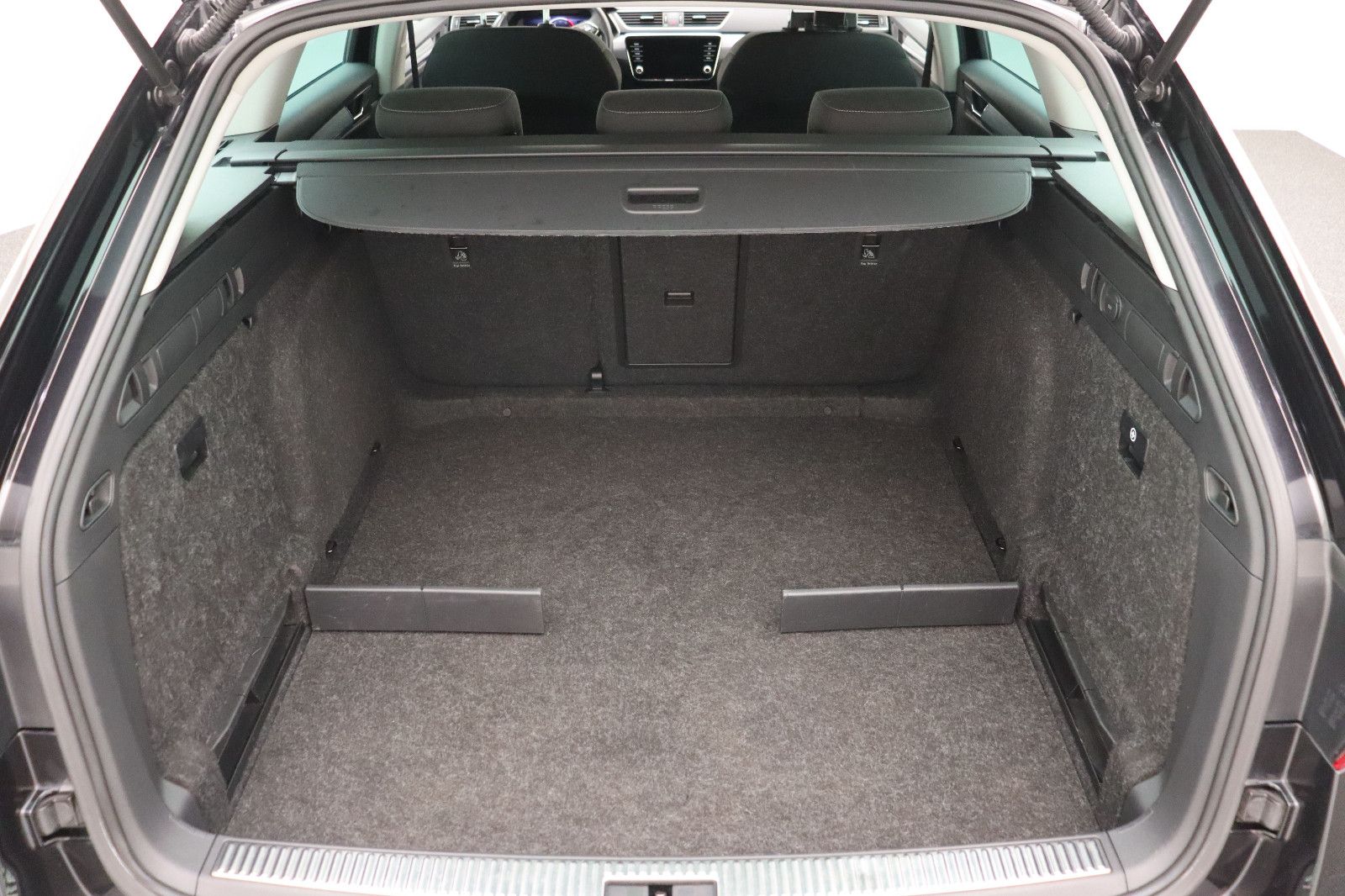 Fahrzeugabbildung SKODA Superb Combi Ambition LED ACC Navi DSG