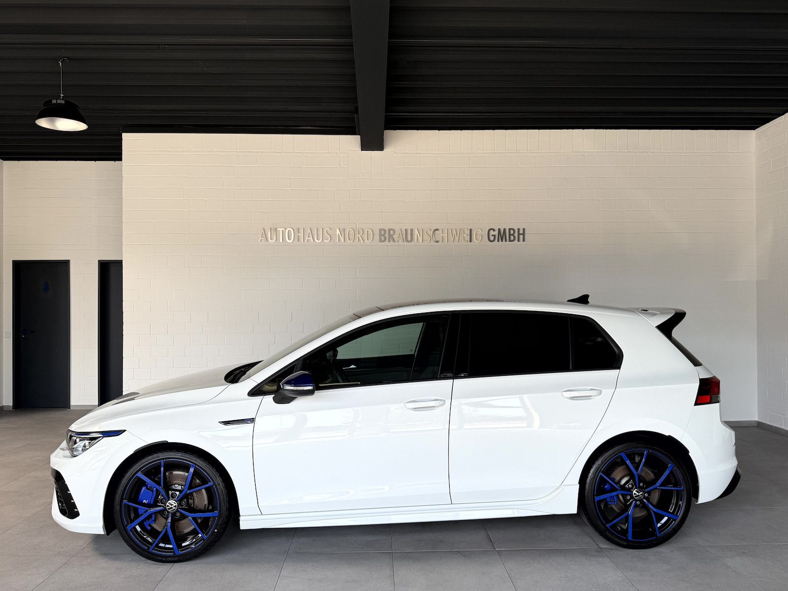 Volkswagen Golf R 2.0 TSI 20-Years Akrapaovic Pano H&K IQ foto 3