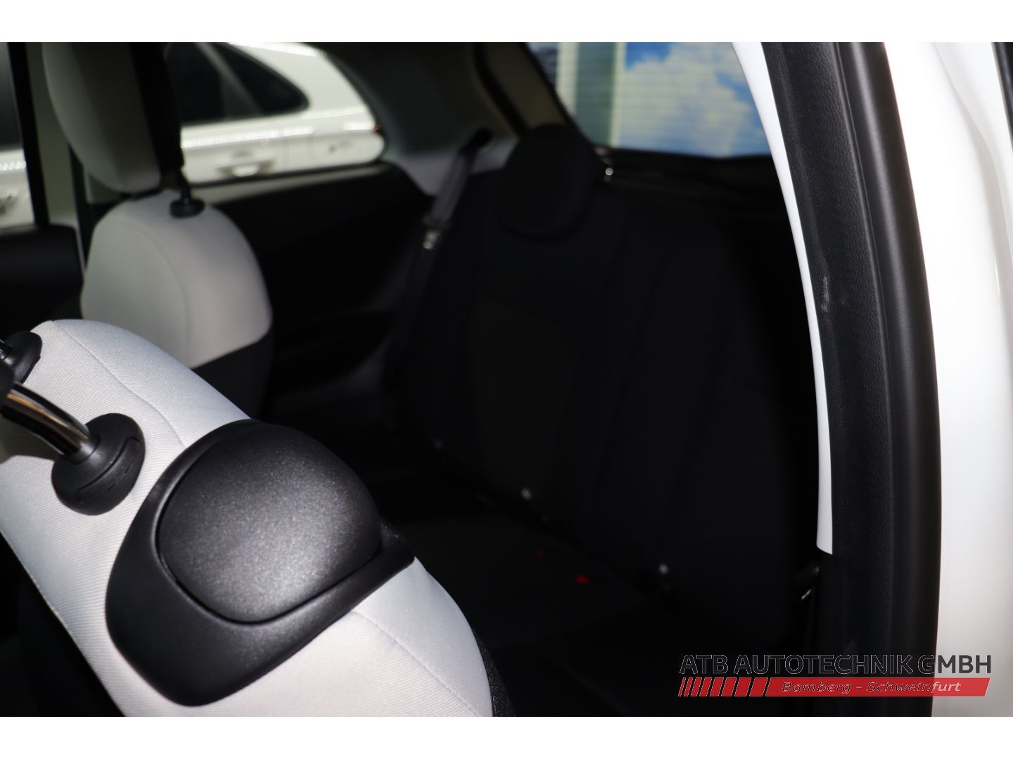 Fahrzeugabbildung Fiat 500 ICON + Komfortpaket Hybrid 1.0l PDC Rückfahr