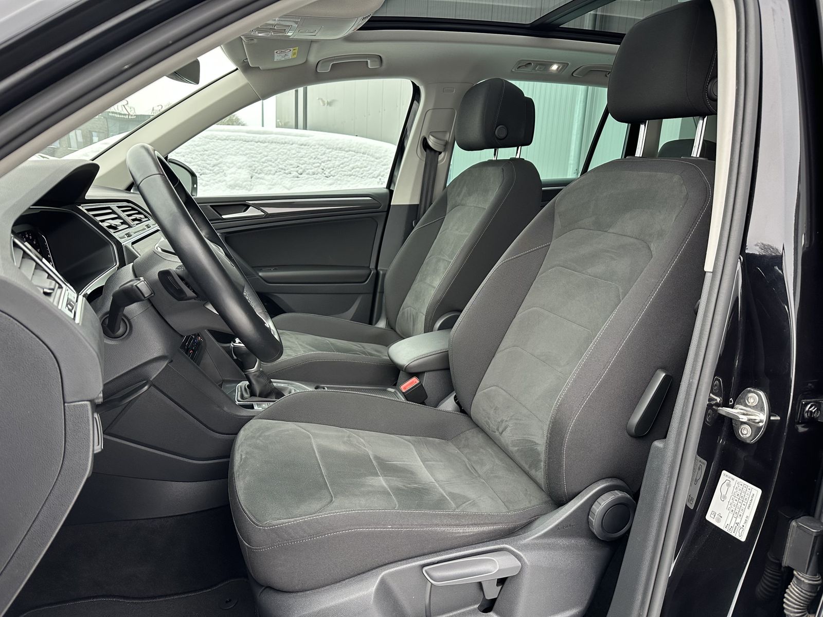 Fahrzeugabbildung Volkswagen Tiguan 4Motion Elegance/Sport NAV+LED+PANO+19ZO