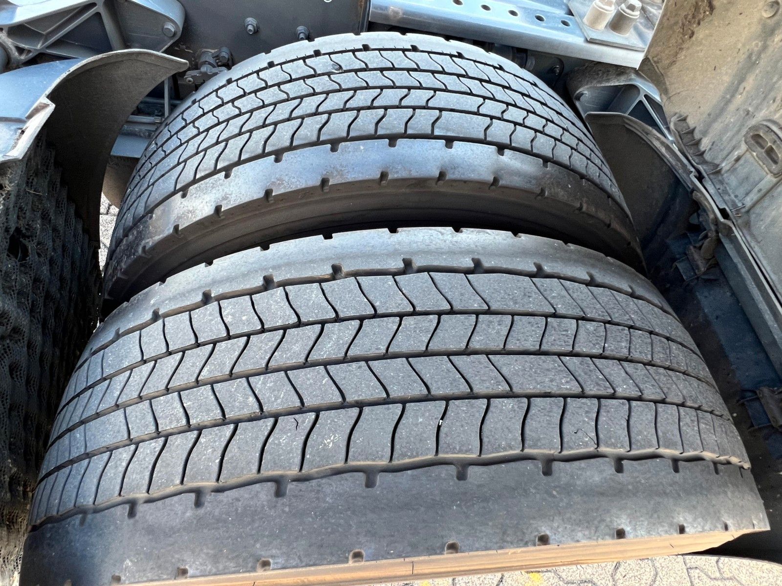 Fahrzeugabbildung DAF 2 Stück XF 530 FT mit Intarder