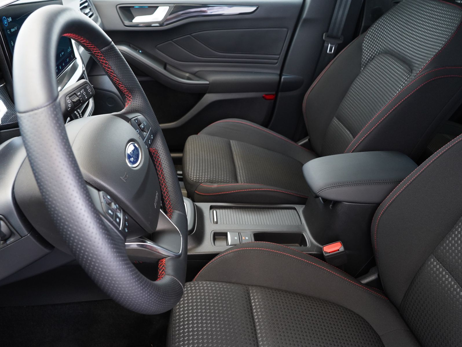 Fahrzeugabbildung Ford Focus Turnier 1.0 EcoBoost ST-Line X ACC/MATRIX