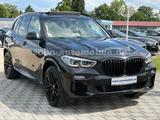 BMW X5 M50i 2-Achs/B&W/PanoSKY/Laser/Sitzkli/Massage - schwarze BMW X5 M50