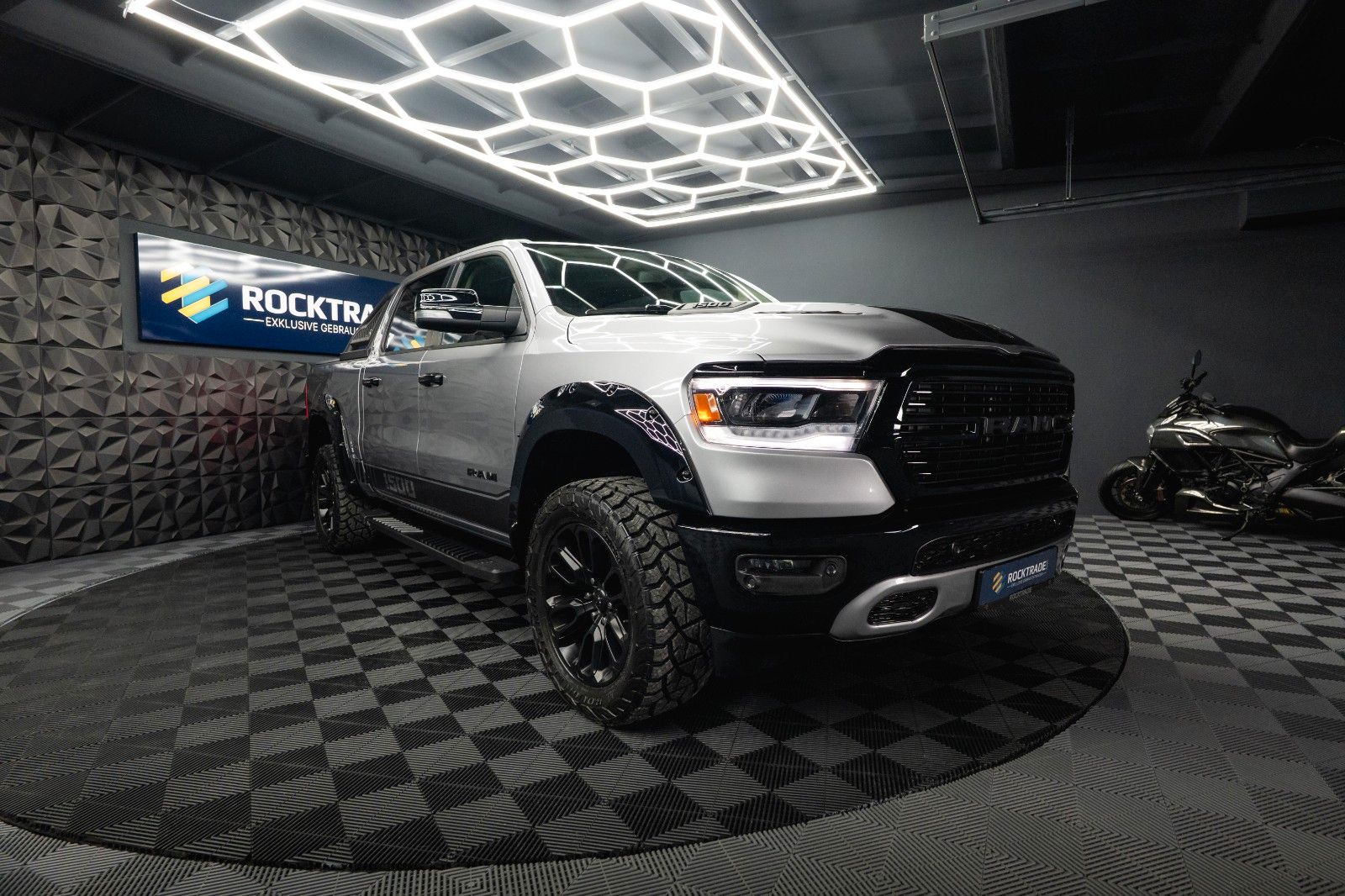 Fahrzeugabbildung Dodge RAM 5.7 V8 HEMI 4x4 NIGHT-Edition LARAMIE *LED*