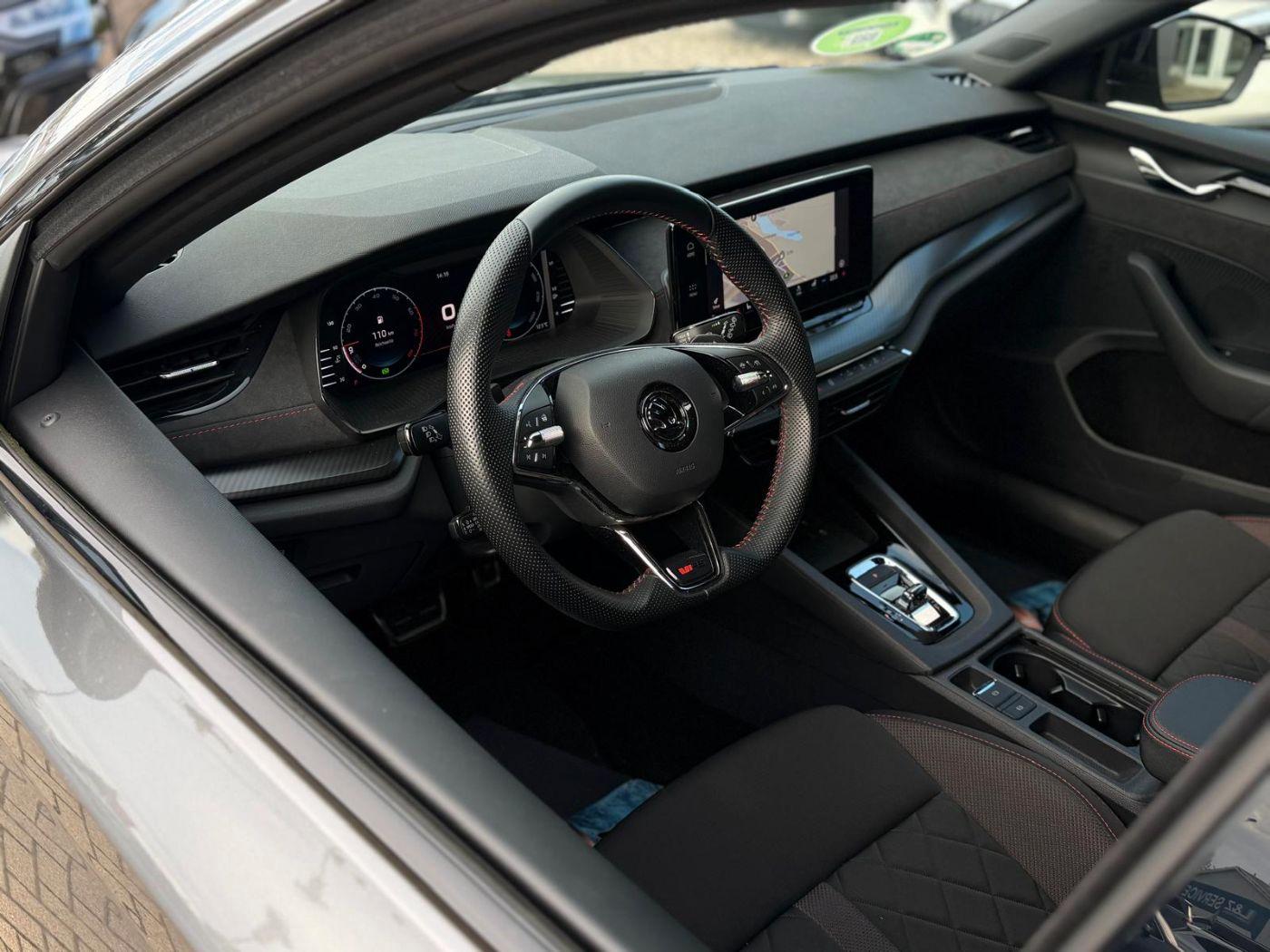 Skoda Octavia RS LED AHK Navi PDC SHZ Virtual el.Heck