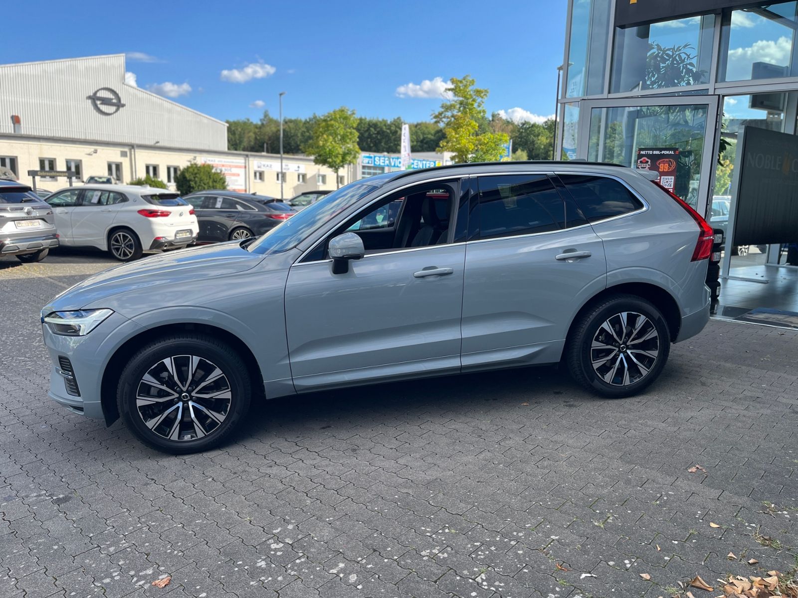 Fahrzeugabbildung Volvo XC60 Core 2WD STNDHZ LED NAV SHZ 19"