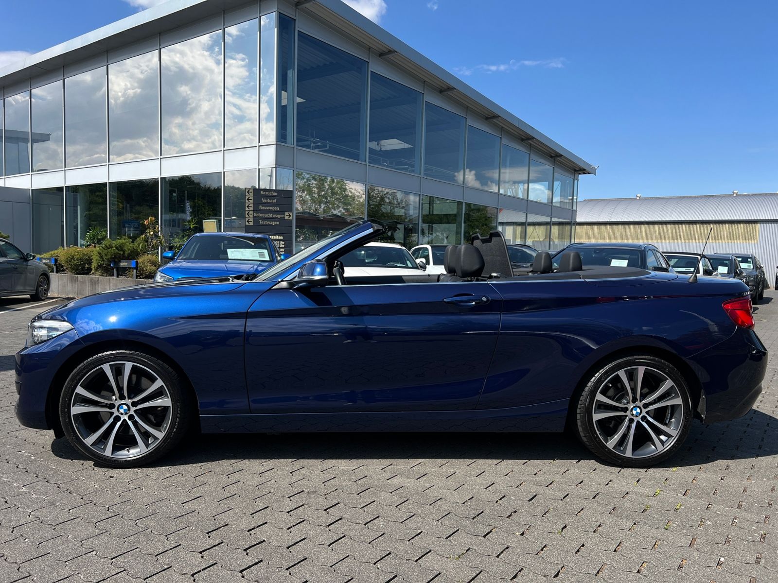Fahrzeugabbildung BMW 230i Cabrio Sport Line H/K LEDER LED NAV RFK 18"