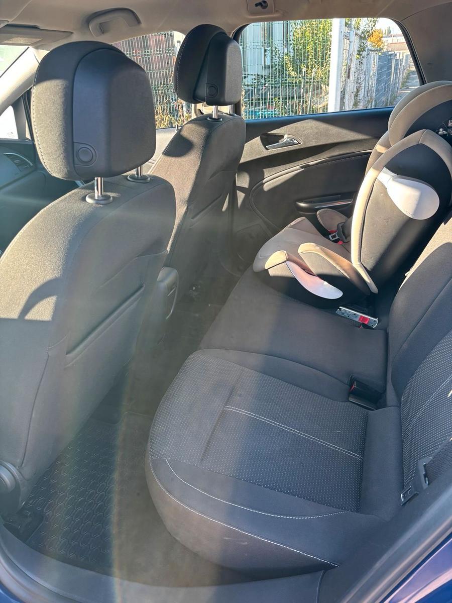 Opel Astra 2011 — photo 8