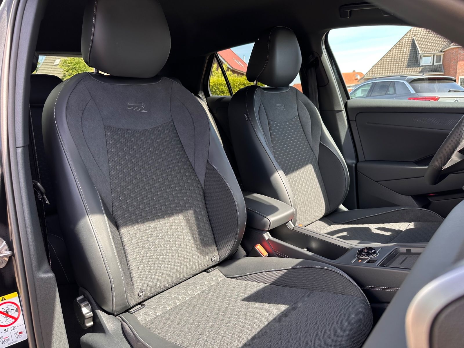 Fahrzeugabbildung Volkswagen T-Roc R Line 1.5 eTSI DSG APP/ACC/AHK/LED/eHeck