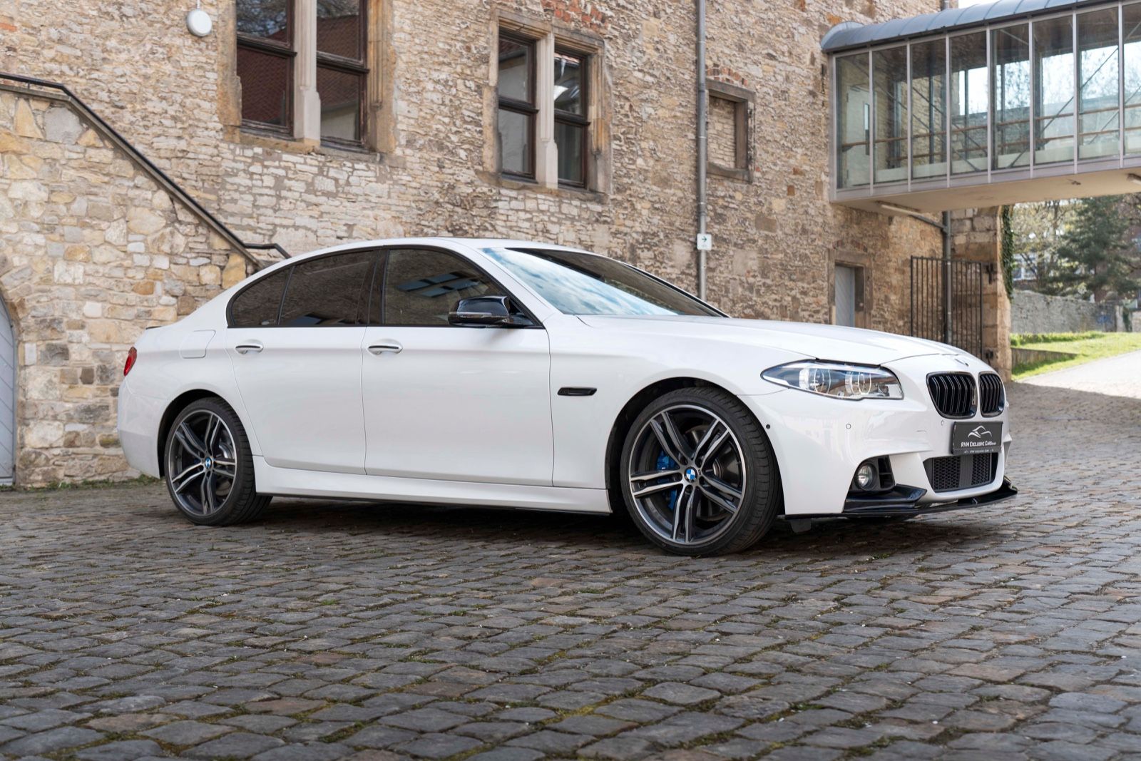 Fahrzeugabbildung BMW 550I M-SPORTPAKET HUD H&K LED KAM ACC