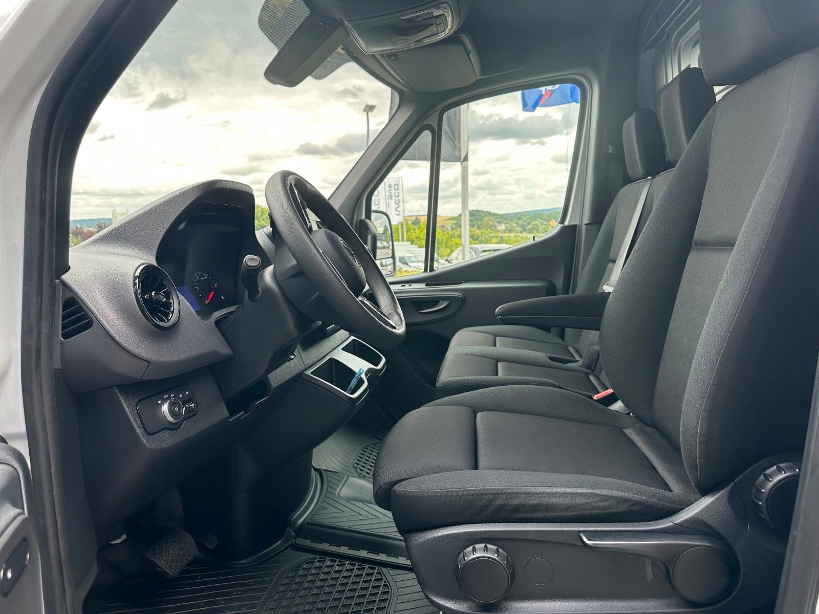Fahrzeugabbildung Mercedes-Benz Sprinter 317 CDI 3665 9G Klima 360 SHZ Tempomat