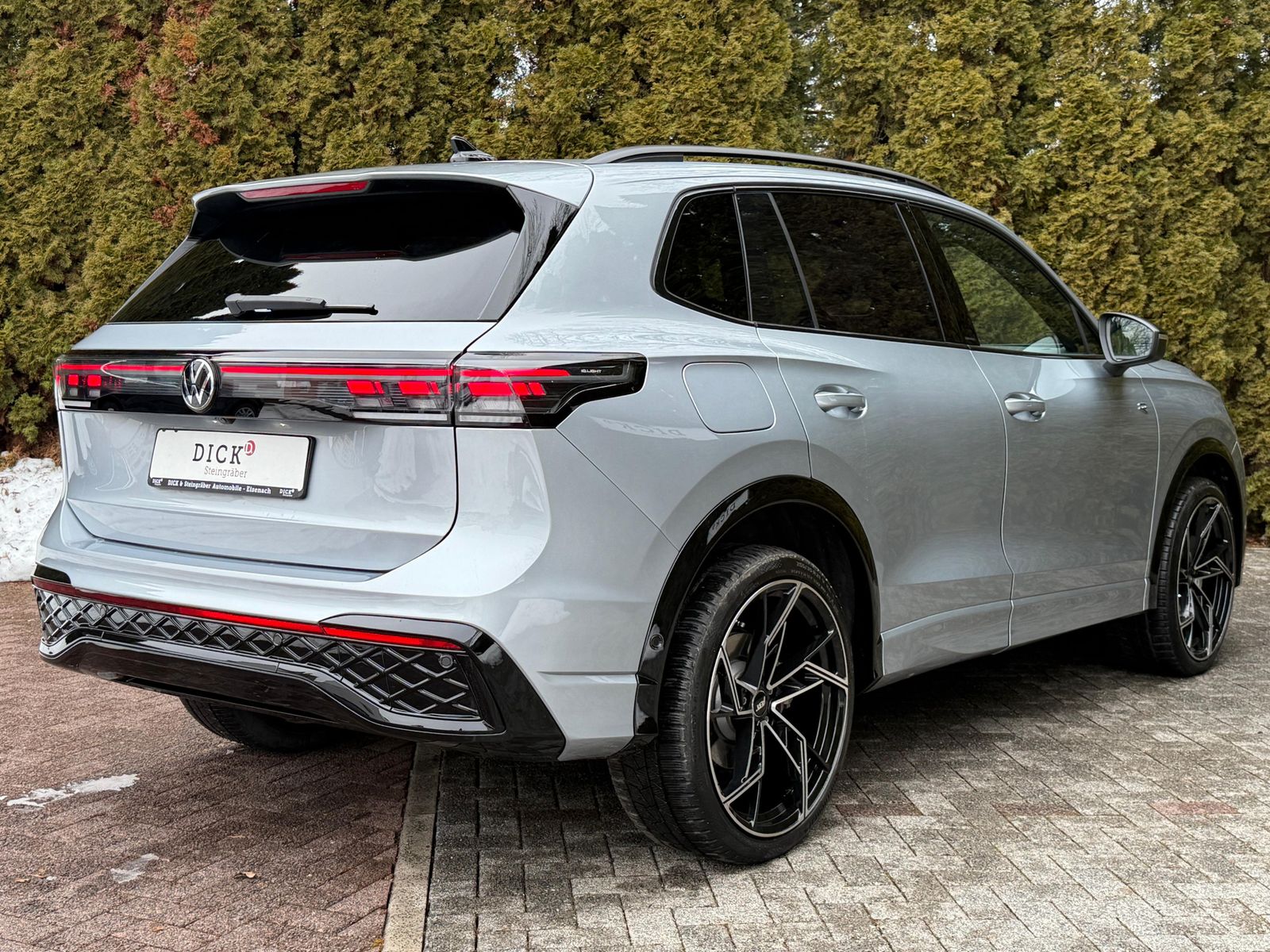 Fahrzeugabbildung Volkswagen Tiguan 2.0TSI DSG 4M R-Line MATRIX+PANO+AHK+360°