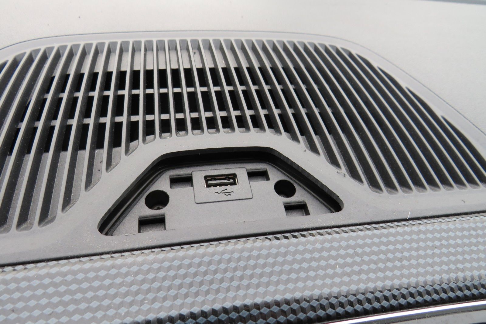 Fahrzeugabbildung Volkswagen up! KLIMA TELVOR MAPS&MORE TELVOR. 1.HD