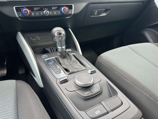 Q2 35 1.5 TFSI design S-tronic PDC SHZ NAVI LED