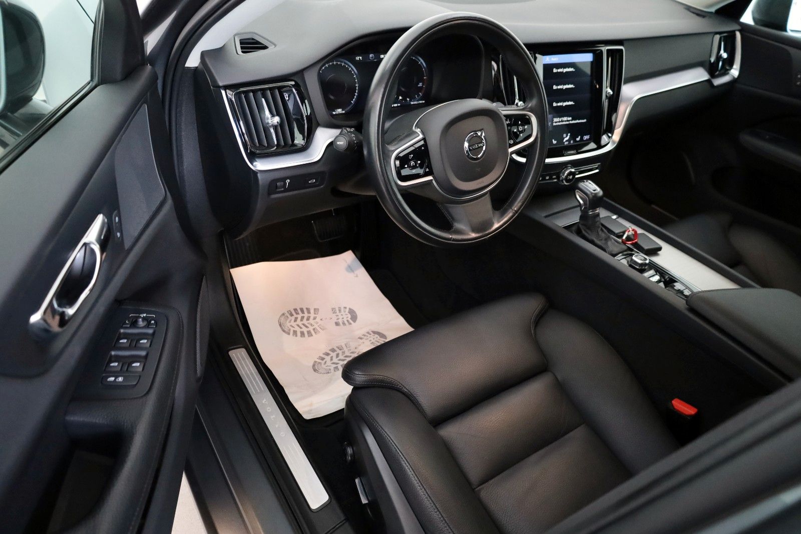 Fahrzeugabbildung Volvo V60 Momentum Leder,Navi,LED,ACC,Kamera,SH,SR+WR