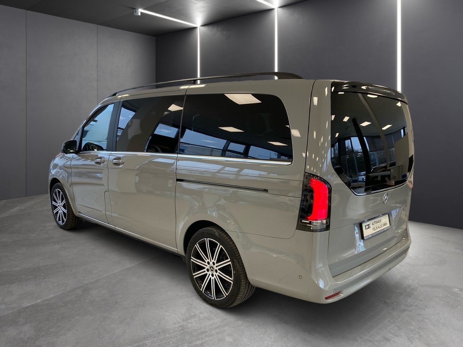 Fahrzeugabbildung Mercedes-Benz V 300d 4M AVANTGARDE L*Pano*Airmatic*AHK*Distron