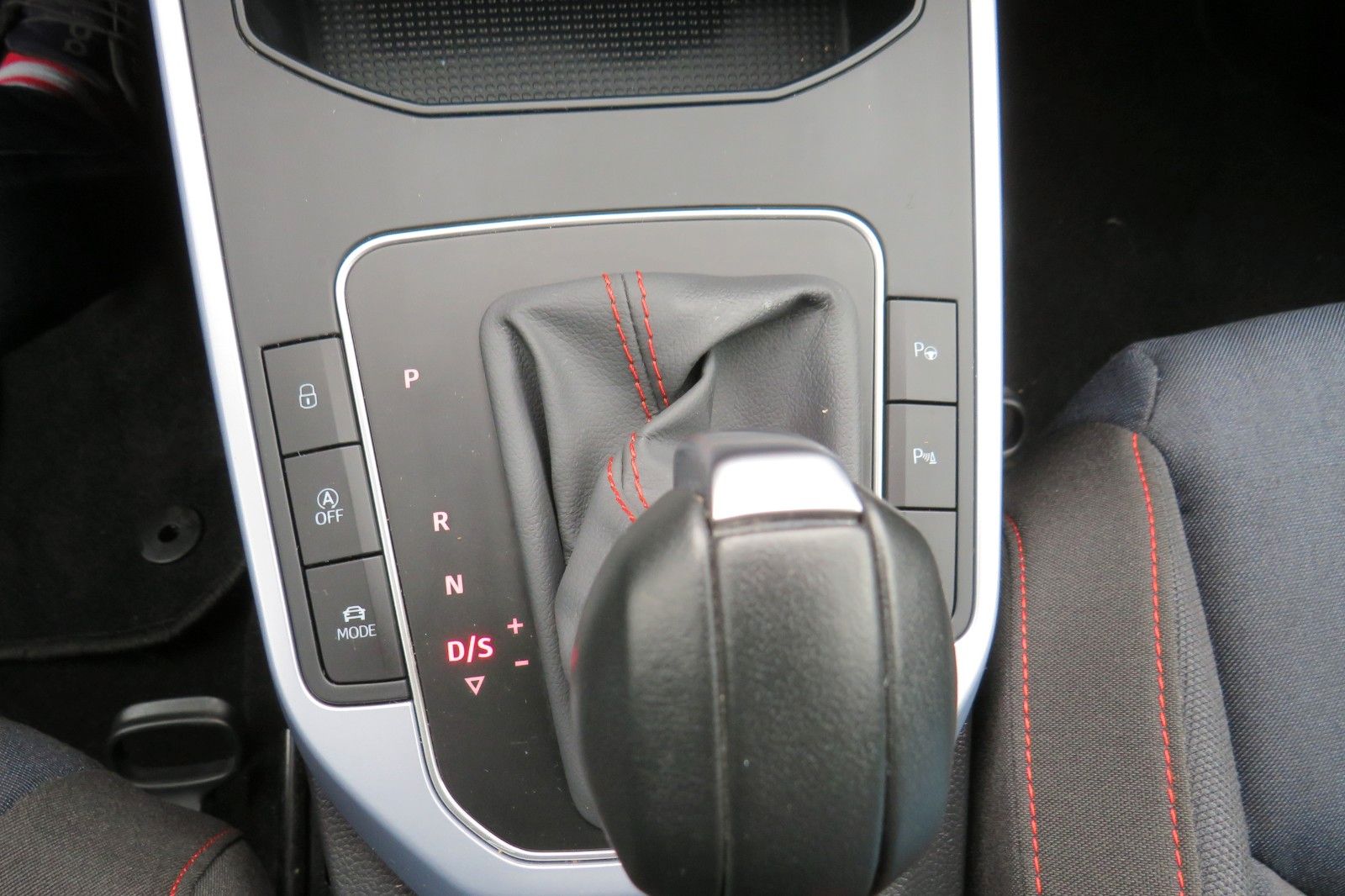 Fahrzeugabbildung SEAT Arona FR DSG NAVI SITZH. KAMERA ACC ASSISTENT-PA