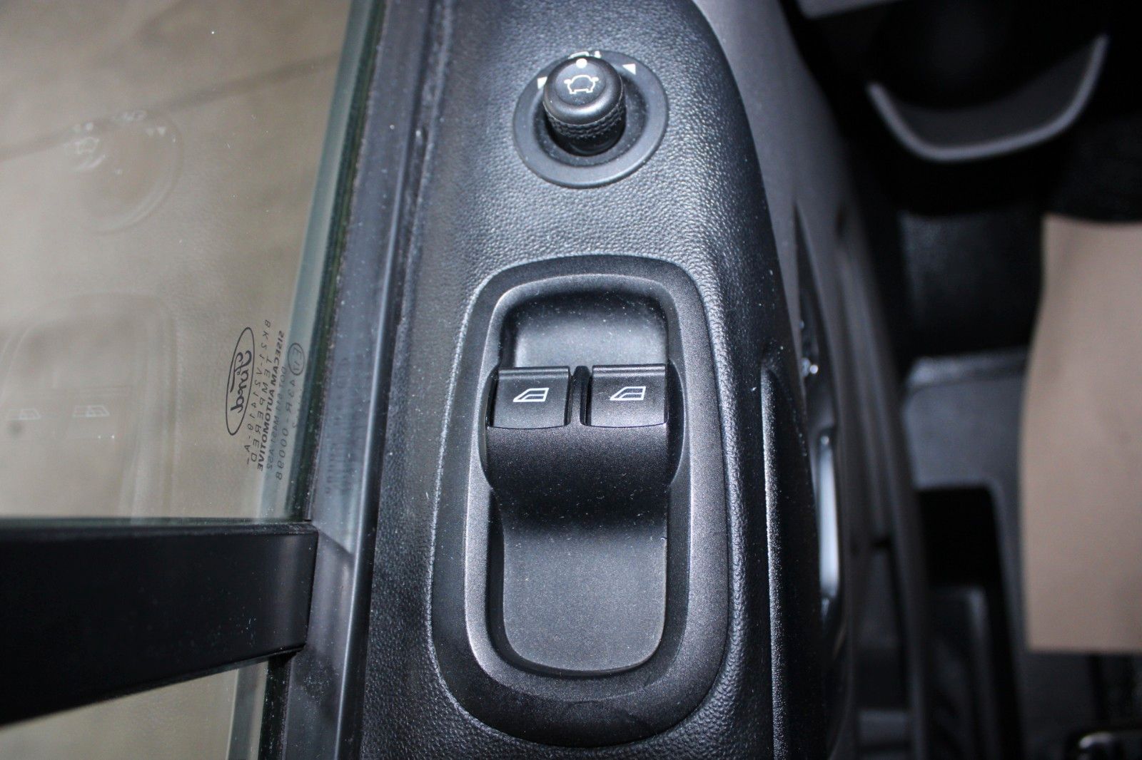 Fahrzeugabbildung Ford Transit Custom TREND 9-Sitzer Klima AHK NAVI uvm
