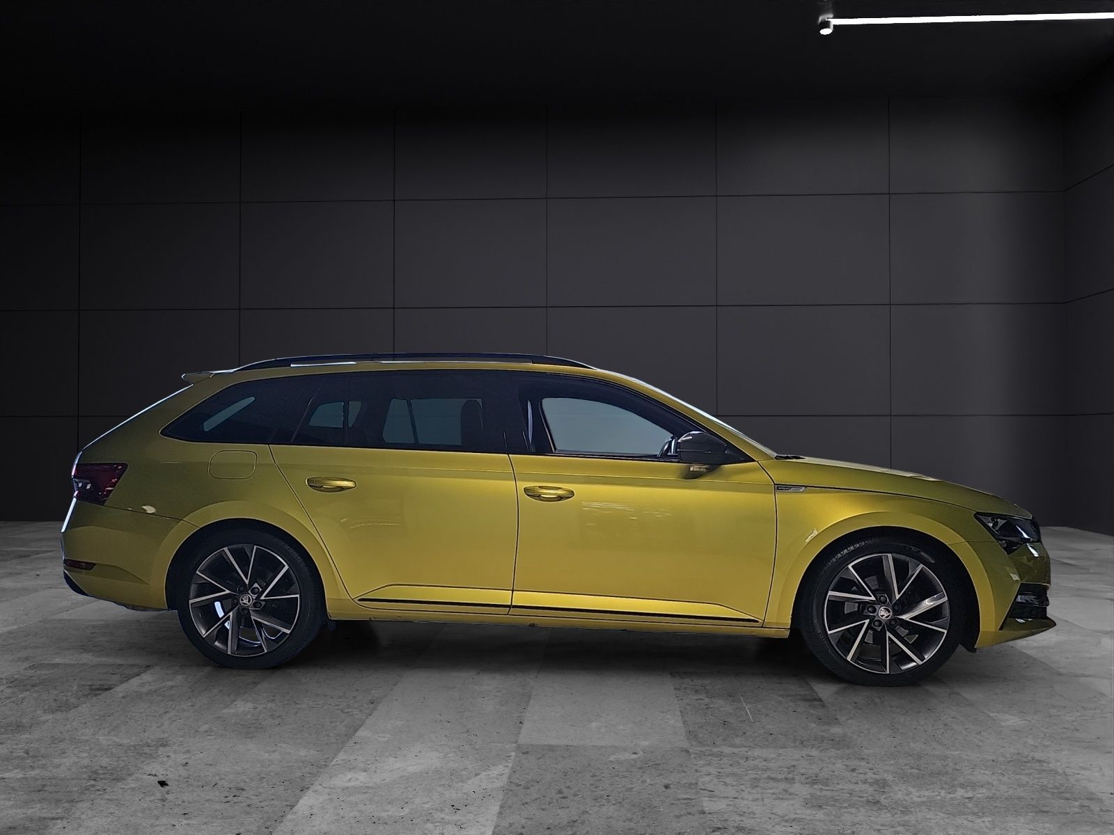 Fahrzeugabbildung SKODA Superb Combi Sportline 2.0 TSI DSG AHZV DCC ACC