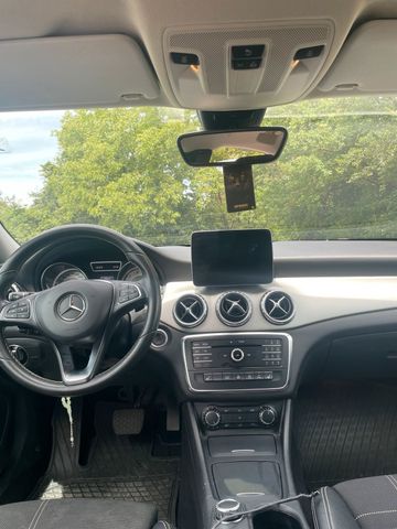 Mercedes-Benz GLA 250 sehr sauber