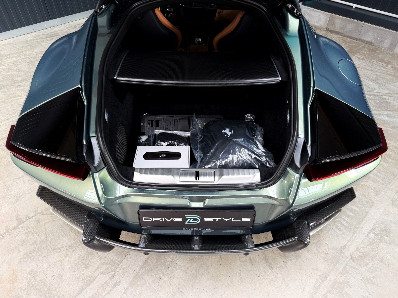 Fahrzeugabbildung Ferrari 12Cilindri + Cabon + Lift + Verde Minerale Metal