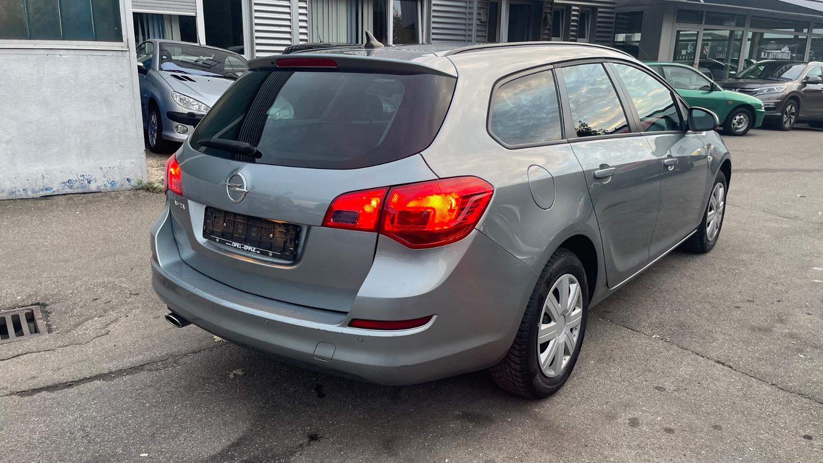 Opel Astra 2011 — photo 8