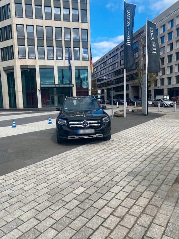 Image of Mercedes-Benz GLB 220