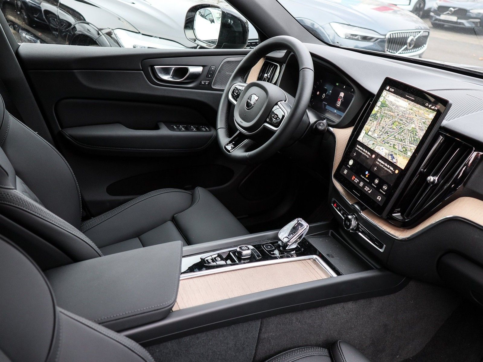 Volvo XC60 T6 Recharge AWD Plus Dark Reskin NP: 80.750 imagem 3