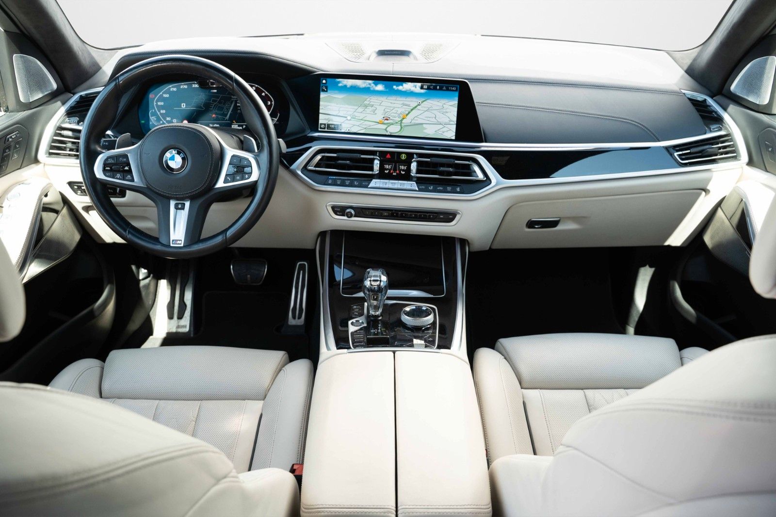 Fahrzeugabbildung BMW X7 M50i HUD B&W VOLL SHADOW LED TV CARBON 22"
