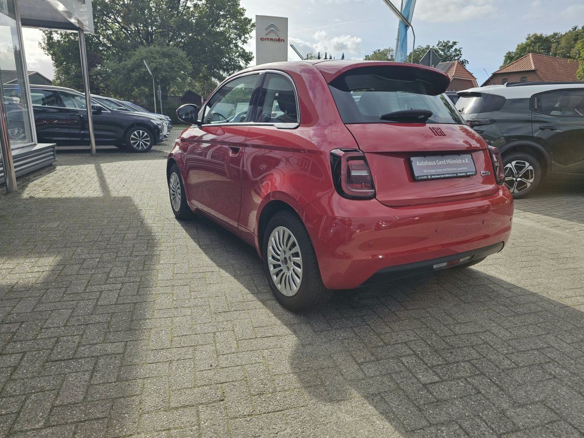 Fiat 500e LimS3 23,8 kWh Red SHZ Navi Temp. Spurhalte imagem 3