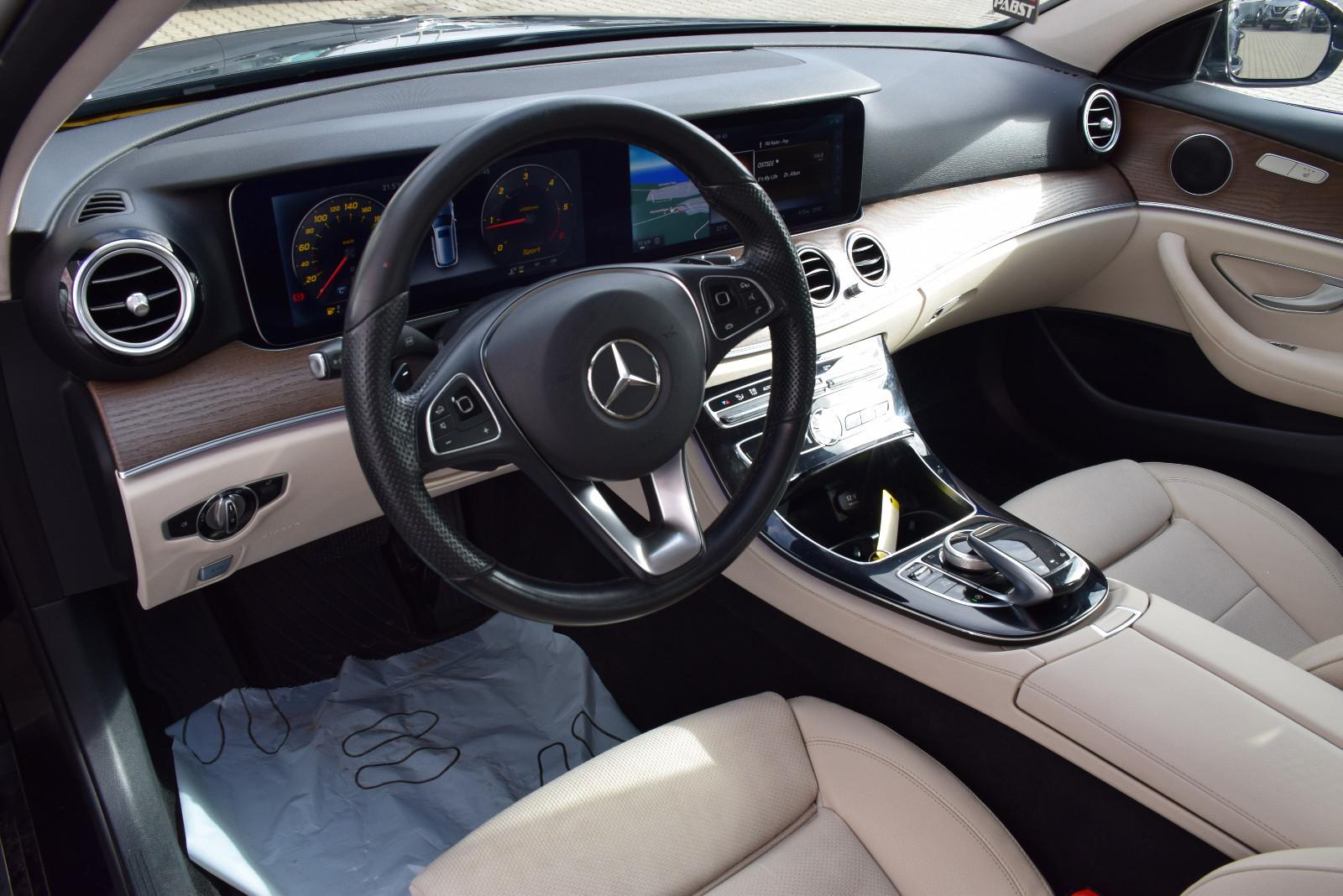 Mercedes-Benz E 220 d T-Modell Avantgarde LED KAMERA AHK SHZ