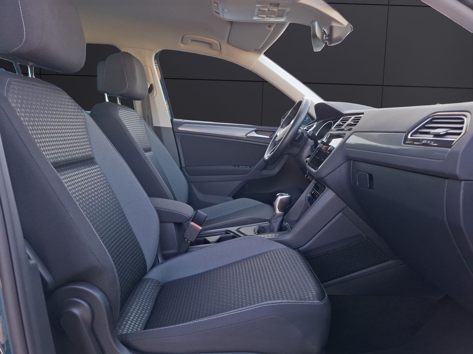 Fahrzeugabbildung Volkswagen Tiguan TSI Active DSG LED Navi ACC RFK SH 18"