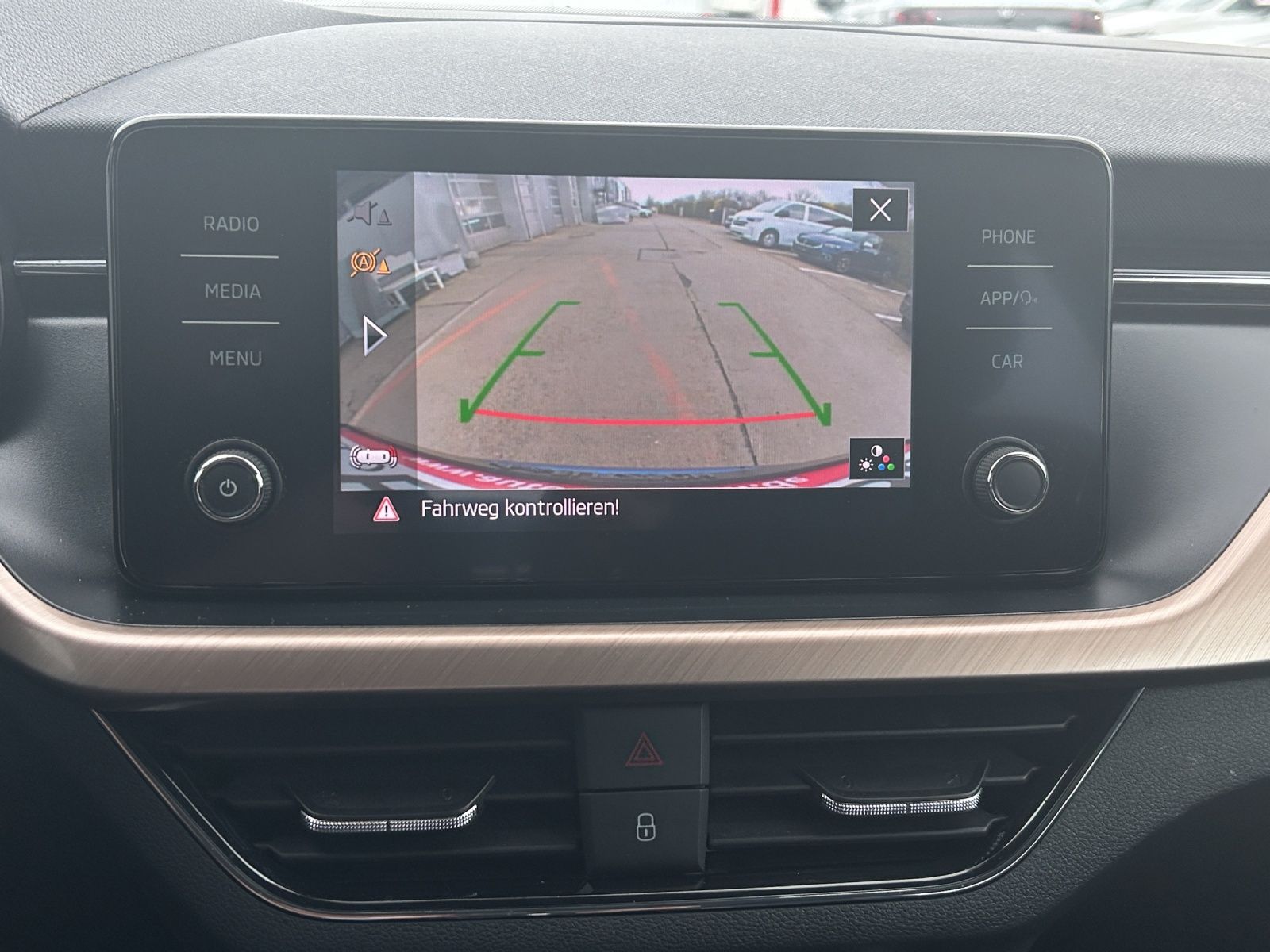 Fahrzeugabbildung SKODA Kamiq Style TSI LED ACC SH Ambiente Klima