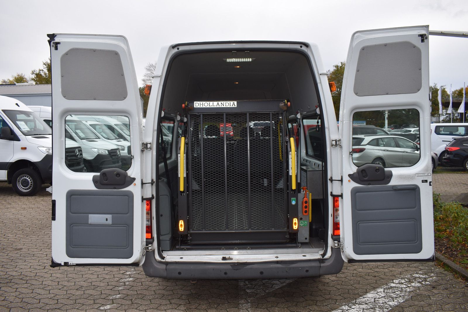 Fahrzeugabbildung Ford Transit Kombi FT 300 L Behindertengerecht *1233