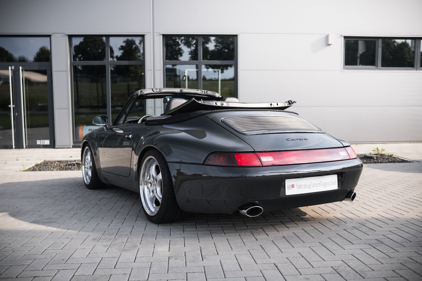 Fahrzeugabbildung Porsche 993 Carrera Cabriolet, NEUWERTIG von APCarDesign