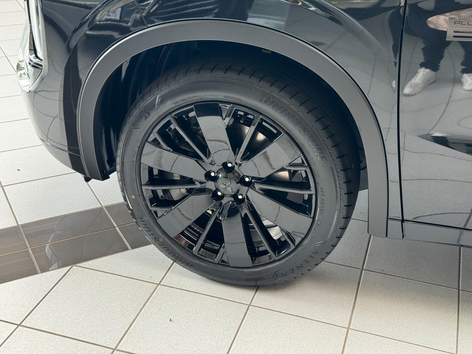 Fahrzeugabbildung Mitsubishi Outlander 2.4PLUG-IN HYBRID 4WD BLACK