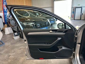 Volkswagen Passat *KEYLESS*ACC*AHK*NAV*3-ZONEN*LED*