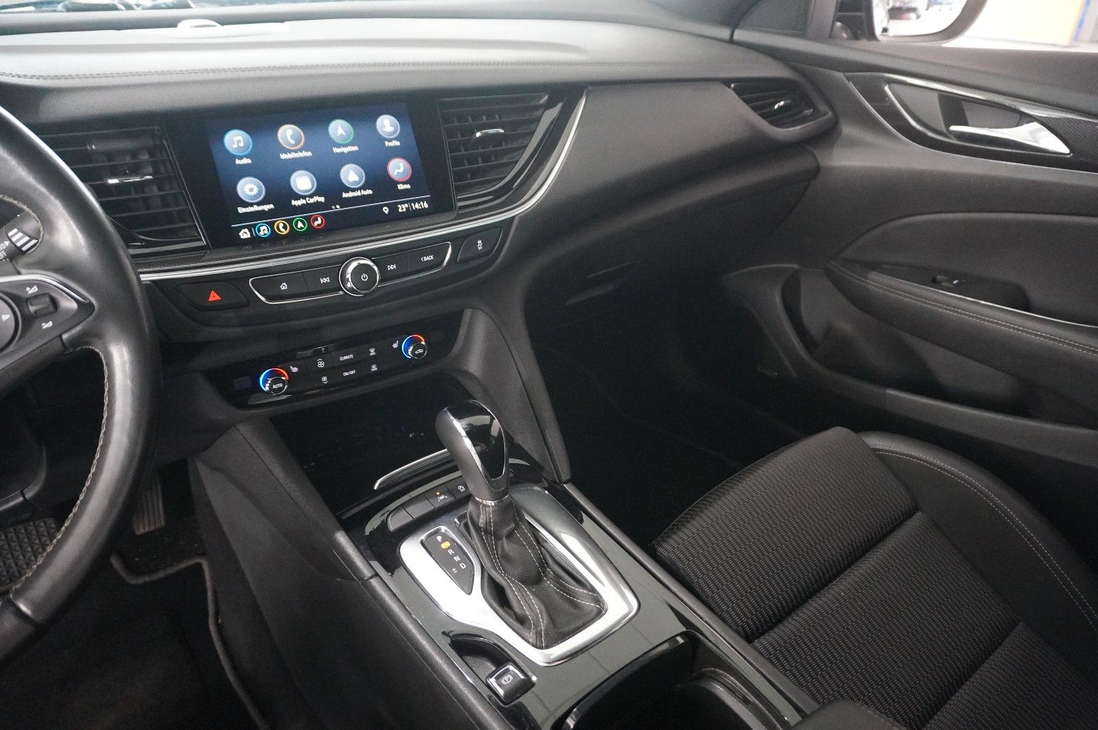 Fahrzeugabbildung Opel Insignia B ST 2.0D ELEGANCE 4X4 NAVI/HUD/BOSE/AH