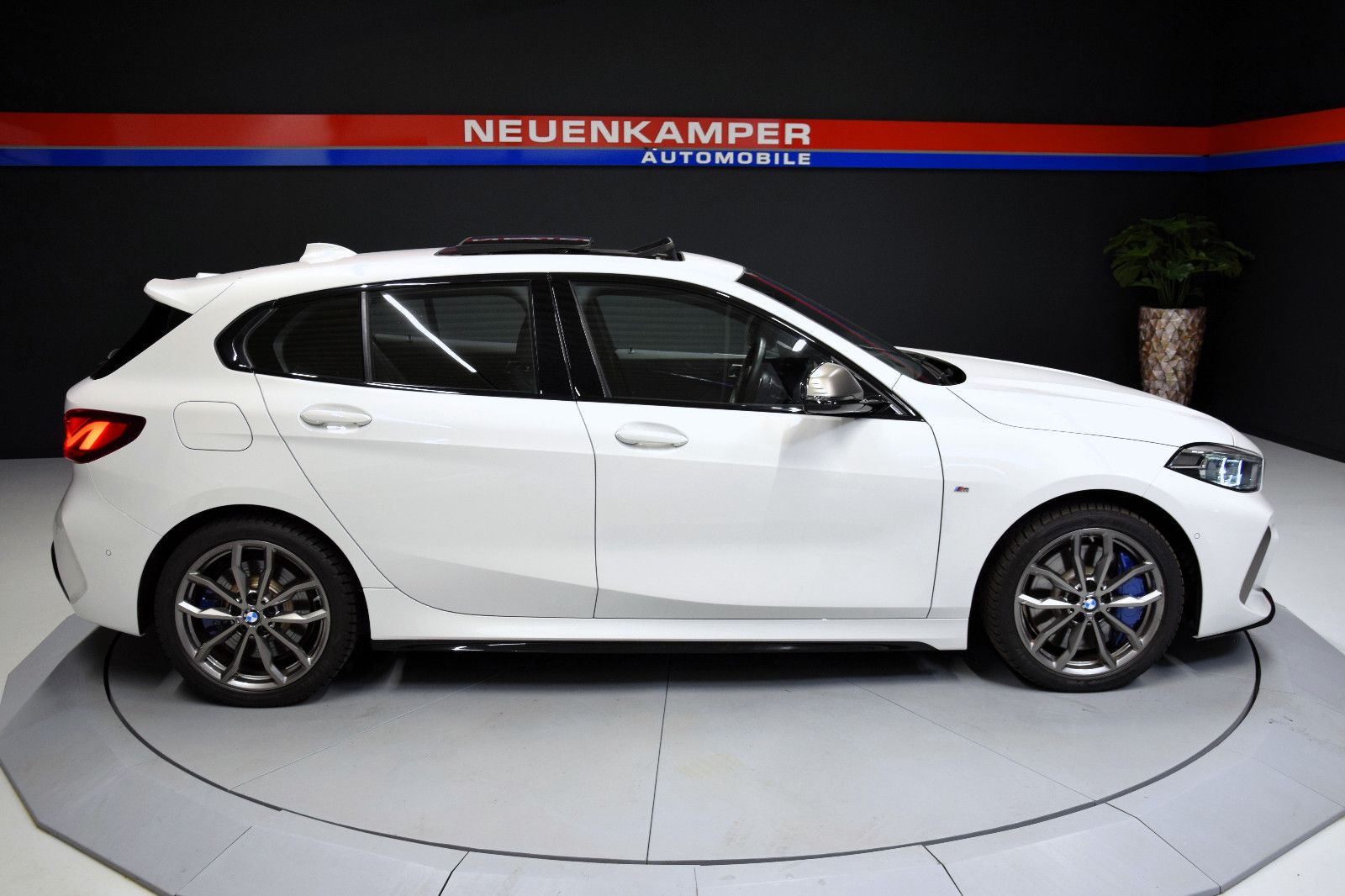 Fahrzeugabbildung BMW M135 i xDrive Panorama ACC harman/kardon HeadUp