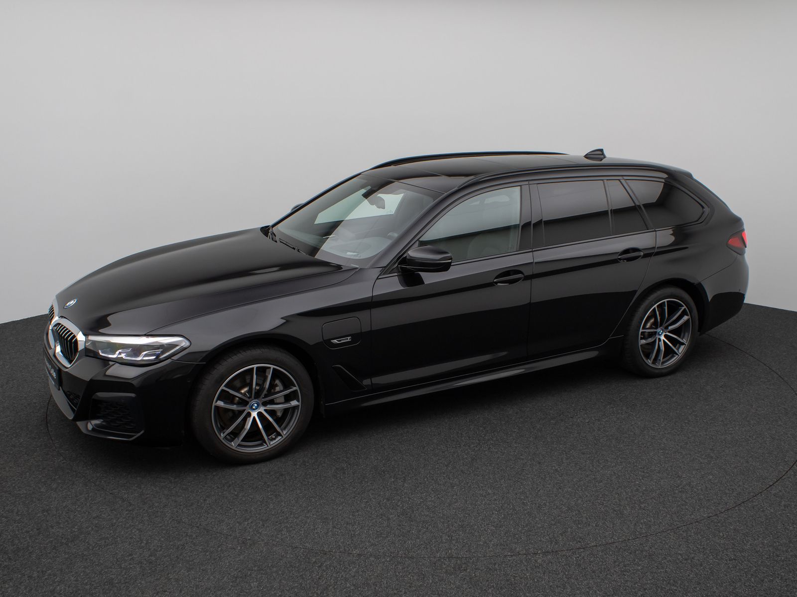 Fahrzeugabbildung BMW 530e xD M Sport Panorama HUD DAB H/K PDC AHK