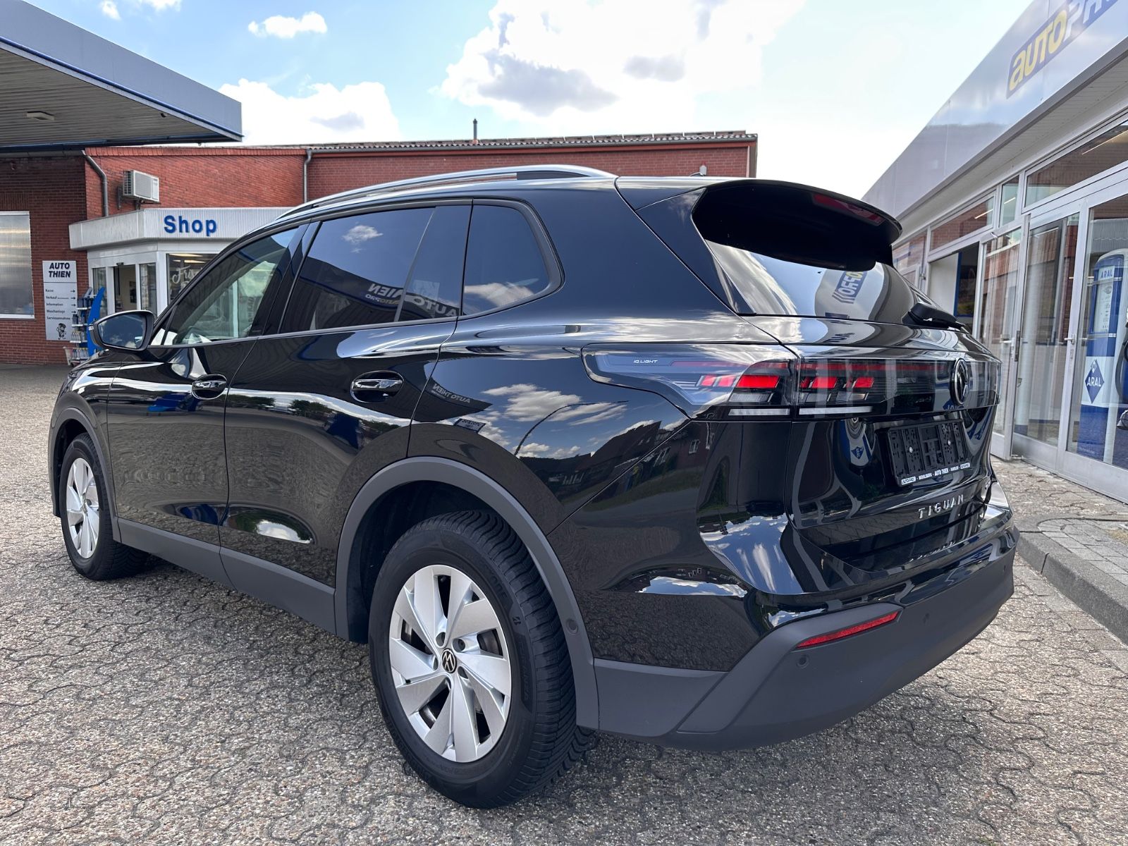 Fahrzeugabbildung Volkswagen Tiguan 1.5 eTSI Life DSG ACC/LED/RFK/SHZG
